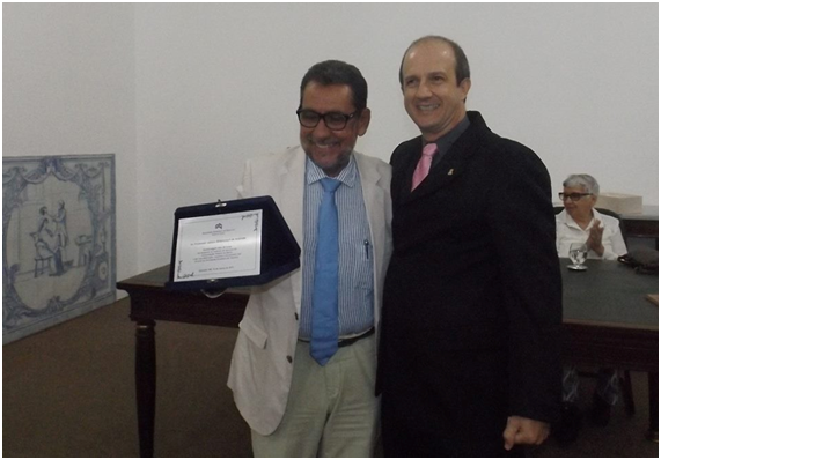 Entrega placa ao prof. Jailson pelo secretário regional Mauricio Victor